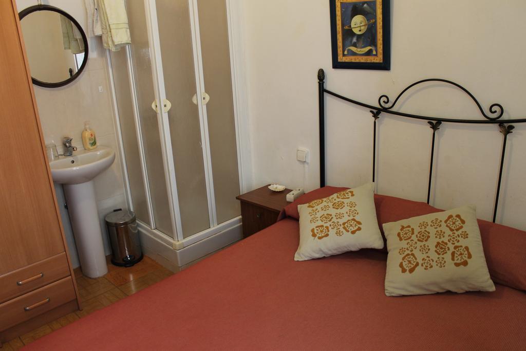 Hostal Graciela Madrid Exterior foto